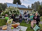 Illanviettoa syöden ja jutellen. (Kuva: Katja)

